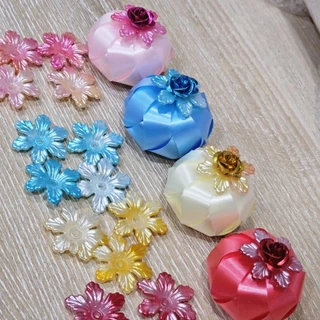 DC18 หมวกดอกไม้ สีขาว และสีพาสเทลจำนวน 50 ชิ้น ขนาด 16-26 มิล สำหรับตกแต่งเหรียญโปรยทาน