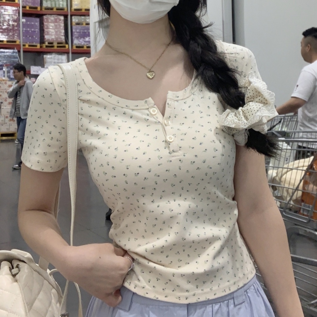 QY.Shop⭐️พร้อมส่ง เสื้อครอปเเขนสั้นสีนวลลายดอกไม้ สไตล์เกาหลี สินค้าราคาพิเศษ⭐️”232-T” ราคา ถูกที่สุด ดีลบีเคเค แกลเลอรีภาพที่ 3