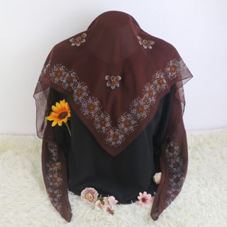 ผ้าคลุมสามเหลี่ยม ติดเพชรสติกเกอร์ บาวาสีพื้น ขนาดหลาสกรู