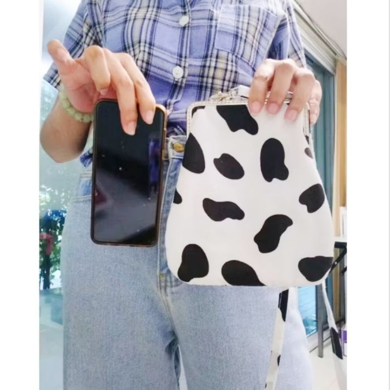Lucky 24 - กระเป๋าสะพาย กระเป๋าใส่โทรศัพท์ ลายน้องวัว ขนาด12 .5x19cm. - รูปที่ 2