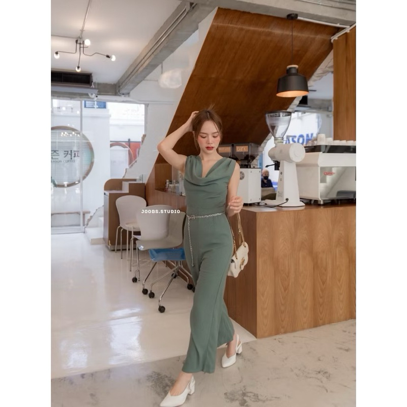 Joobs Studio รุ่น Million Dollar Jumpsuit สีเขียว มือ 1 ยังไม่เคยใช้งานค่ะ จั้มสูทกางเกงขายาวทรงอกคอ