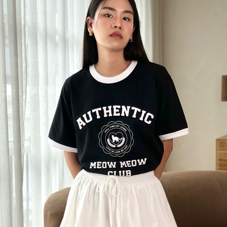 Needy เสื้อยืดพิมพ์ลาย MEOW MEOW CLUB + สติ๊กเกอร์ MEOW MEOW CLUB