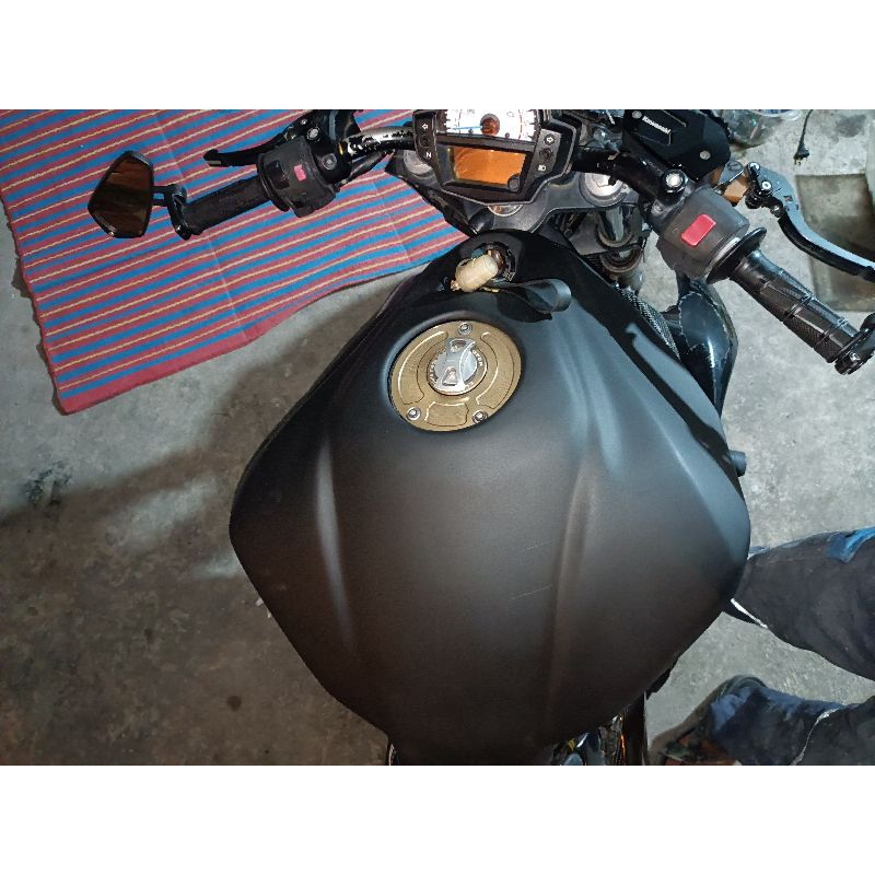 er6nครอบถังz800ใส่ครอบถังเดิมer6nสีรองพื้นดำด้านเอาไปพ่นสีเองได้เลยโปะเก็บรอยแตก,ฟองอากาศให้หมดแล้ว