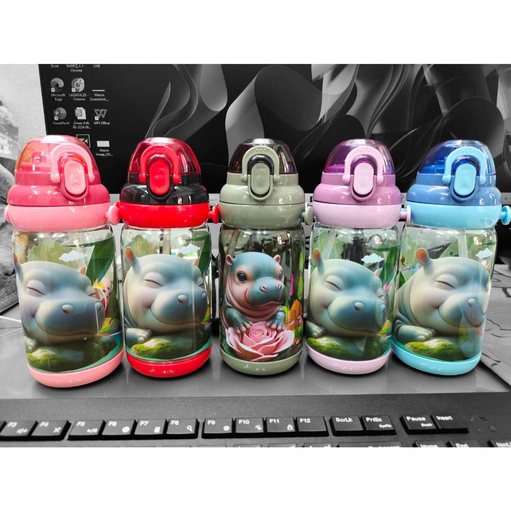 พร้อมส่ง ขวดน้ำเด็ก กระบอกน้ำเด็ก ลายน้องหมูเด้ง น้องฮิปโปแคระ สุดฮิต พร้อมหลอดดูดและสายสะพาย 550 มล.
