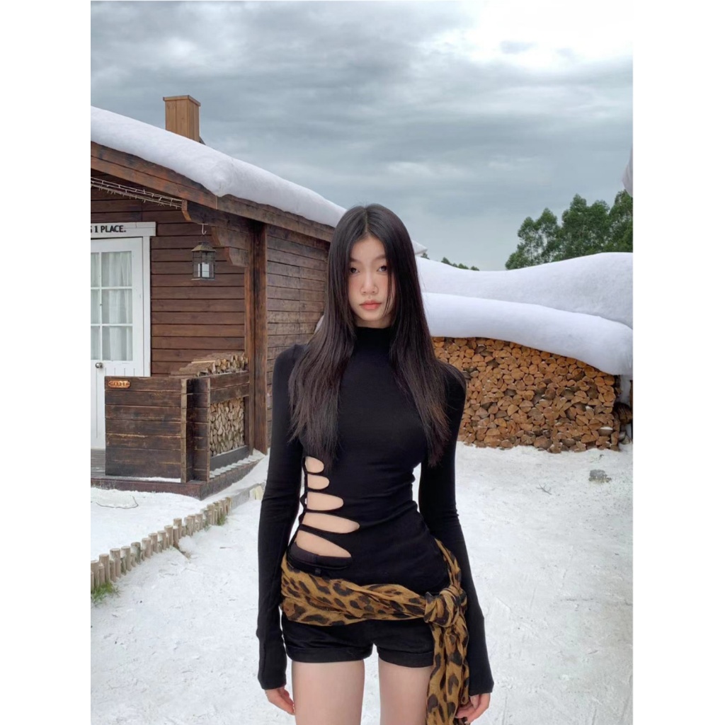 WITHMIN【ดีไซน์ต้นฉบับ】เสื้อยืดแขนยาวสีดำหรับผู้หญิงเป็นเสื้อตัวในได้ ช่วยให้ดูเพรียวเข้ารูป ดีไซล์ฉลุลาย
