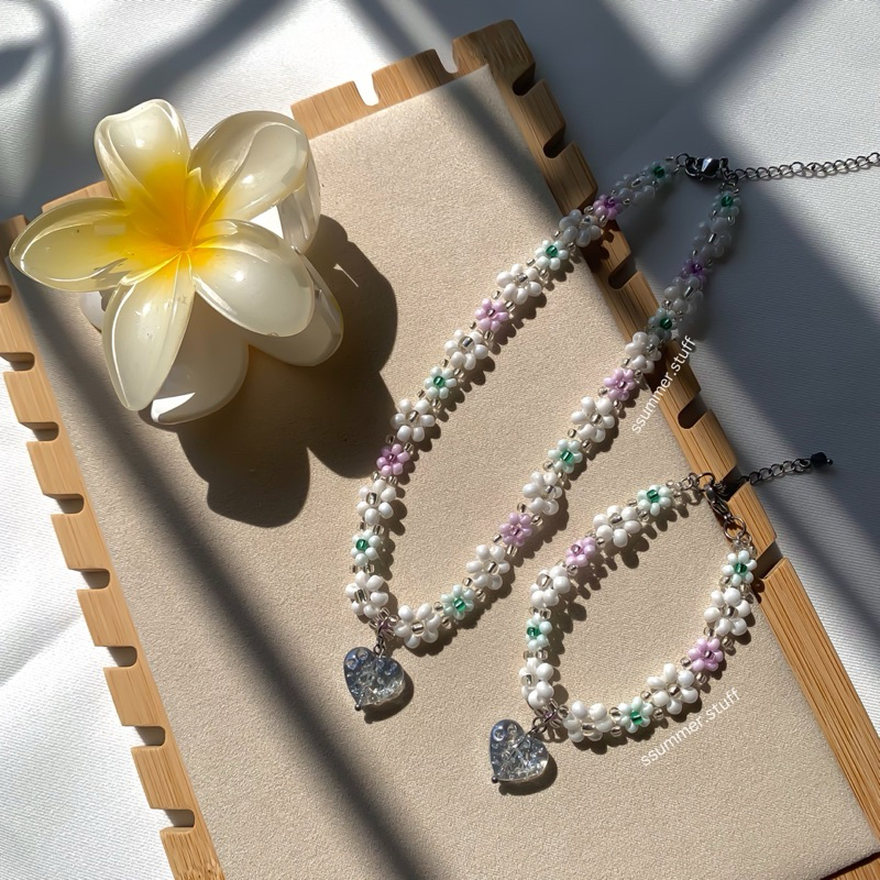 Miracle beaded jewelry💫💐 : สร้อยลูกปัดดอกไม้ สร้อยลูกปัดดอกไม้มินิมอล มีจี้หัวใจแก้วปุ้กปิ้ก!🩵🌸ื