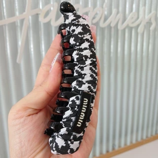 [B052] Banana clip korean กิ๊บหนีบรวบผมทรงกล้วยสำหรับรวบผมหนา กิ๊บผ้าซาตินลายแบรนด์มี 16 ลาย ติดผมทรงหางม้าแน่นอยู่ทรง
