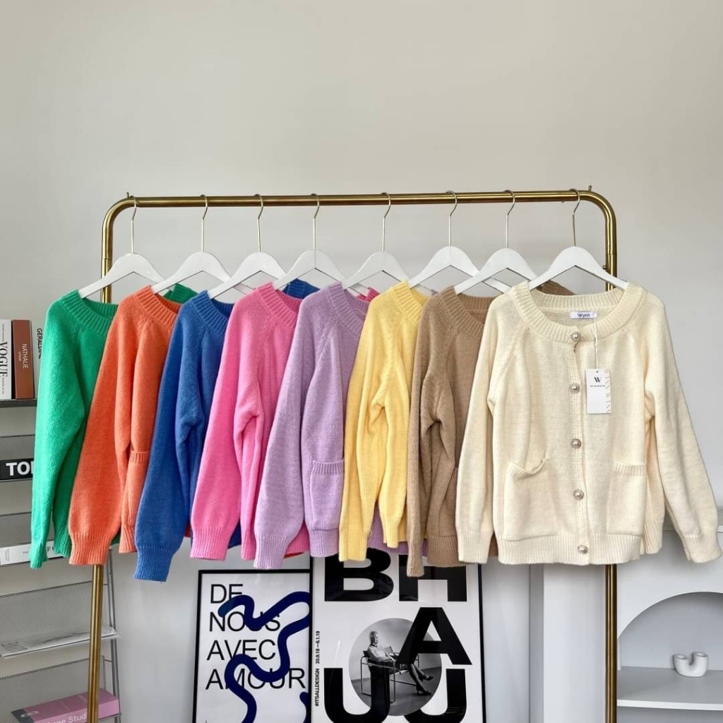 WYNN.  เสื้อคาร์ดิแกนไหมพรม ผ้าหนานุ่ม ทรงโอเวอร์ไซส์  กระดุมมุกพร้อมกระเป๋าหน้า