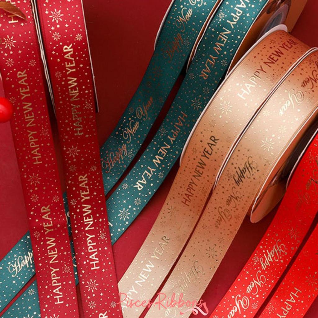 1 ม้วน【50หลา】* ริบบิ้นผ้าซาตินลายปีใหม่ HAPPY NEW YEAR สีเขียว แดง ทอง ริบบิ้นคริสมาสต์ ขนาด 2.5 ซม. ผูกของขวัญ