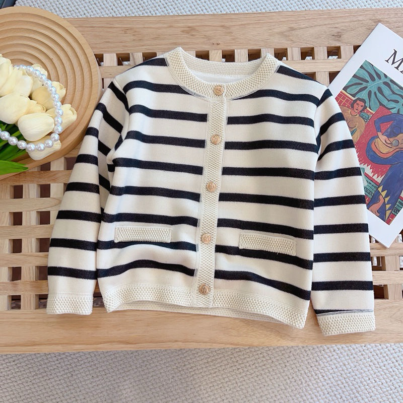 พร้อมส่ง เสื้อแจ็กเก็ตคาร์ดิแกนกันหนาว เสื้อคลุมสีดำครีม แฟชั่นสไตล์เกาหลี สําหรับเด็กผู้หญิง T889