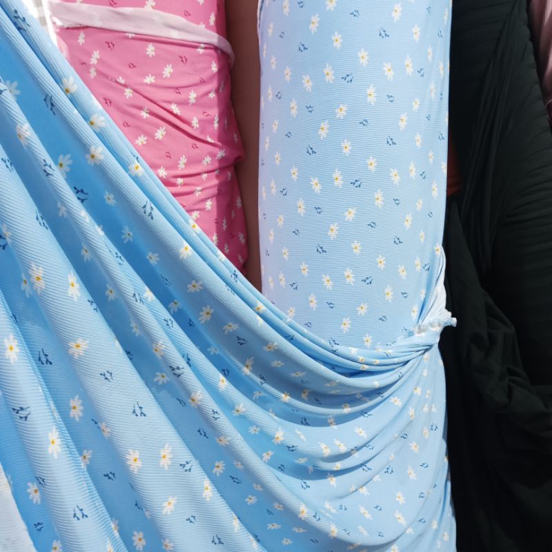 ผ้าเมตร ผ้ายืดร่อง 2x2 สีฟ้าลายดอก เนื้อโพลีนิ่ม 230 แกรม หน้าผ้ากว้าง 165 ซ.ม. - รูปที่ 4