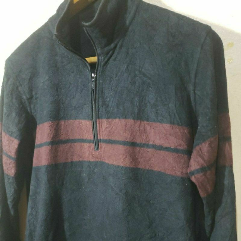 เสื้อแจ็คเก็ต คอซิป ฟรีซขนสั้น Uniqlo สีดำแถบแดง อก 38-40 ยาว 26 นิ้ว prb116717