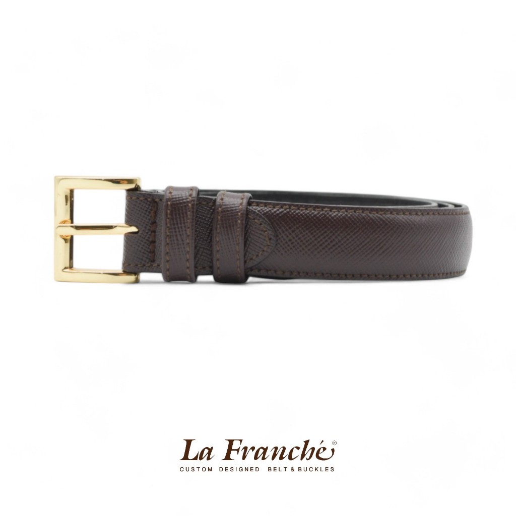 𝗟𝗮 𝗙𝗿𝗮𝗻𝗰𝗵𝗲 - 𝗙𝗮𝘀𝗵𝗶𝗼𝗻 𝘀𝗲𝘁 เข็มขัดหนังวัวแท้ลาย Saffiano สีน้ำตาลแดง พร้อมหัวเข็มขัด  #1L0106
