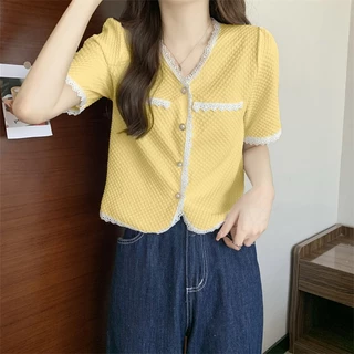 สุดฮิต เสื้อผ้าแฟชั่น เสื้อผ้าผู้หญิงคอวีแขนสั้นงานเกาหลีเกาใจสุดๆ กระดุมแต่งด้านหน้าสีพื้นมี เนื้อผ้านุ่มใส่สบาย