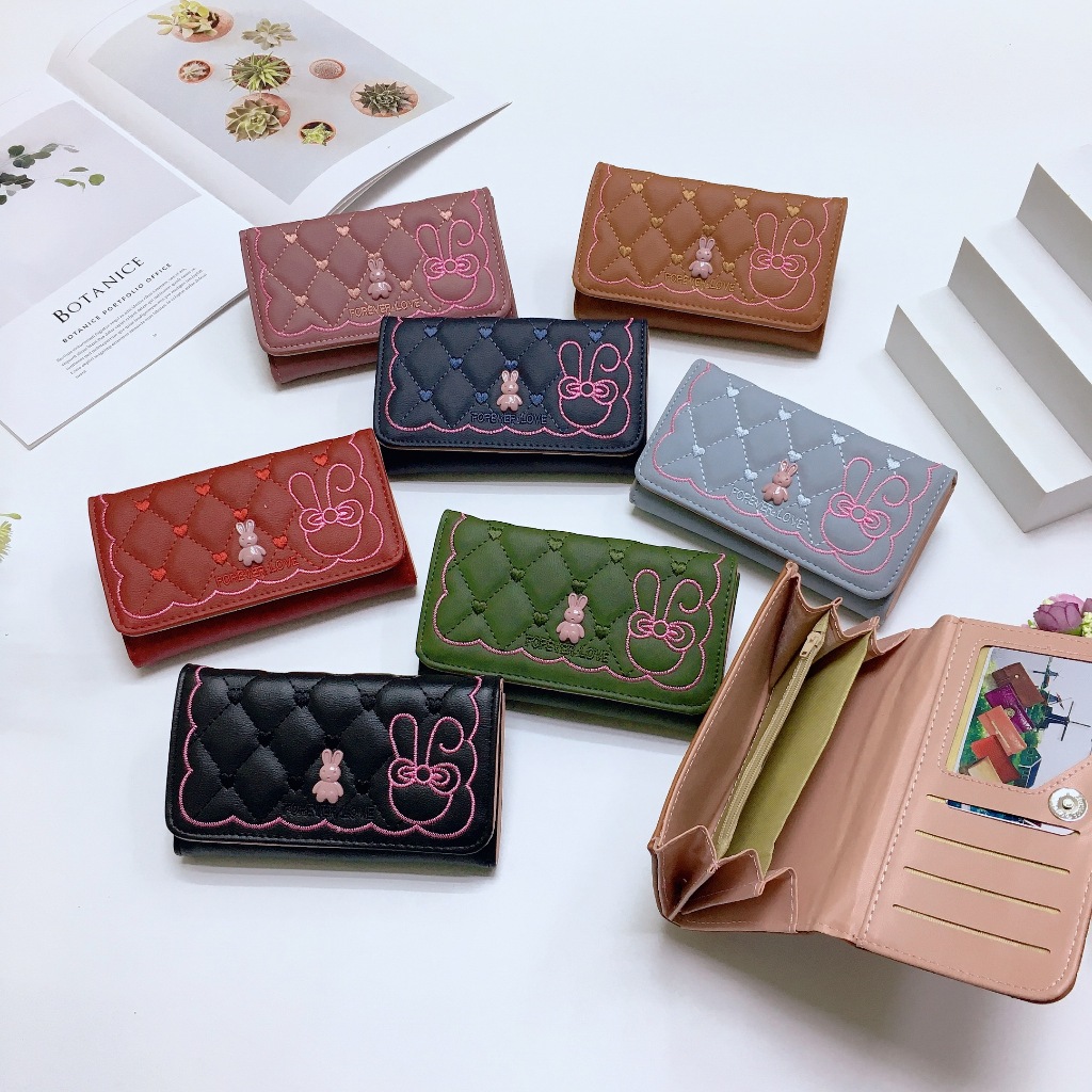 DZ11#กระเป๋าธนบัตรใบกลางรุ่น2พับ รายละเอียดสินค้า วัสุดหลัก : หนังpu ขนาดกระเป๋า : สูง 8.5 * กว้าง 13.5 CM.