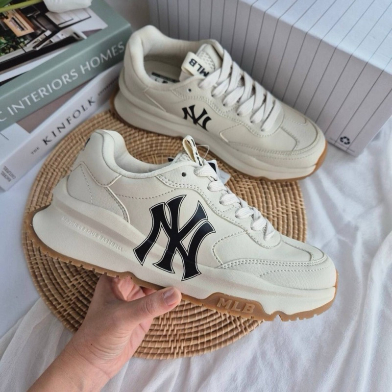 พร้อมส่ง [ใช้โค้ด30%ลด฿1,000] ของแท้ MLB Chunky Runner Basic สีครีม logo NY พื้นยาง
