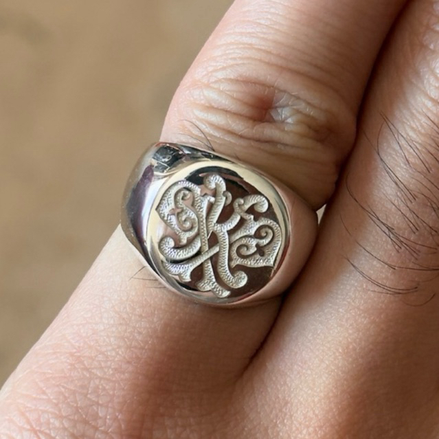 Marbella.bkk แหวนนิ้วก้อย แบบเกลี้ยง หน้าเรียบ เงินแท้ (สลักได้) รุ่น Signet Ring