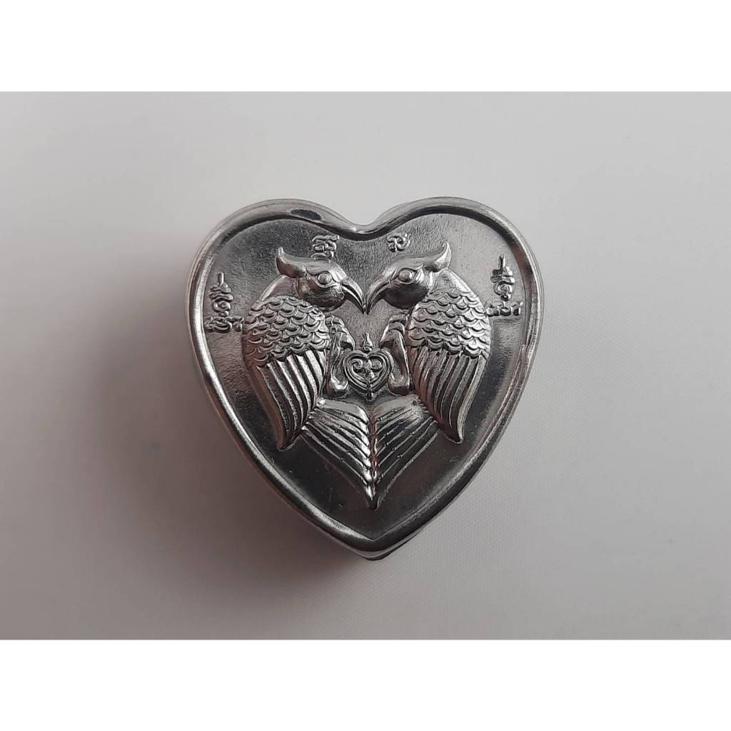 ตลับสีผึ้งสแตนเลสปั้มลายต่างๆ แพ็คละ 12ตลับ (รับยิงเลเซอร์ฝาเรียบวงกลม วงรี หัวใจเรียบ) - รูปที่ 3