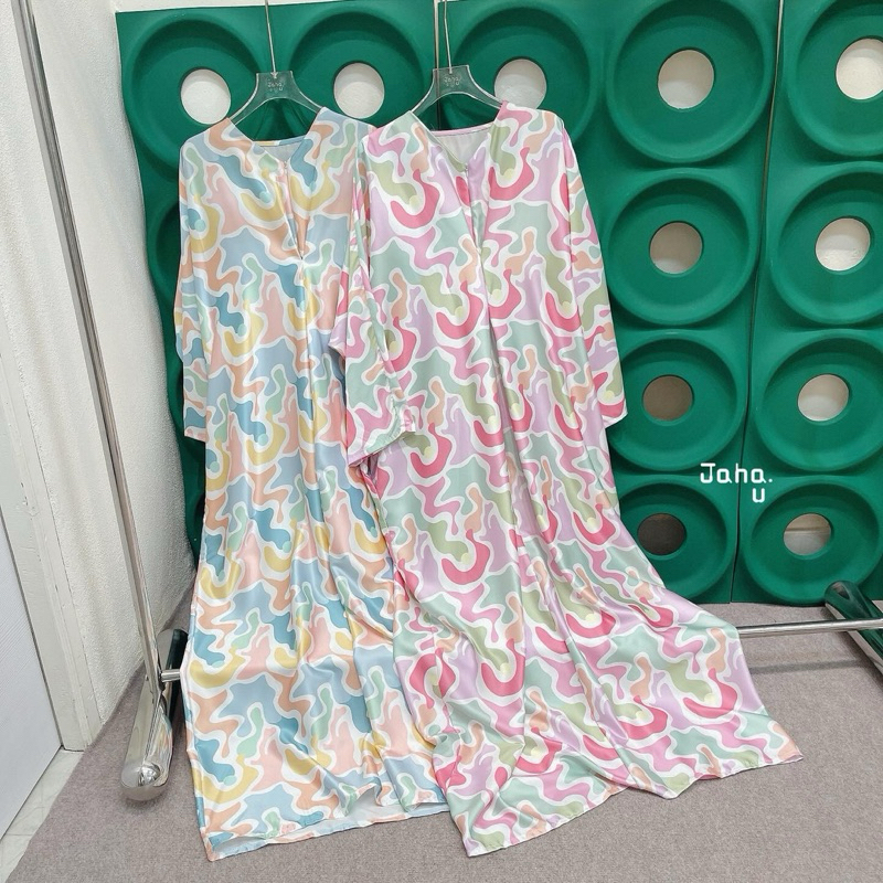 NEW : lora kaftan dress เดรสมาใหม่เนื้อผ้าซาตินแมทช์แวว ดีไซน์ทรงสโลป ลายน่ารัก โทนสีละมุนมาก