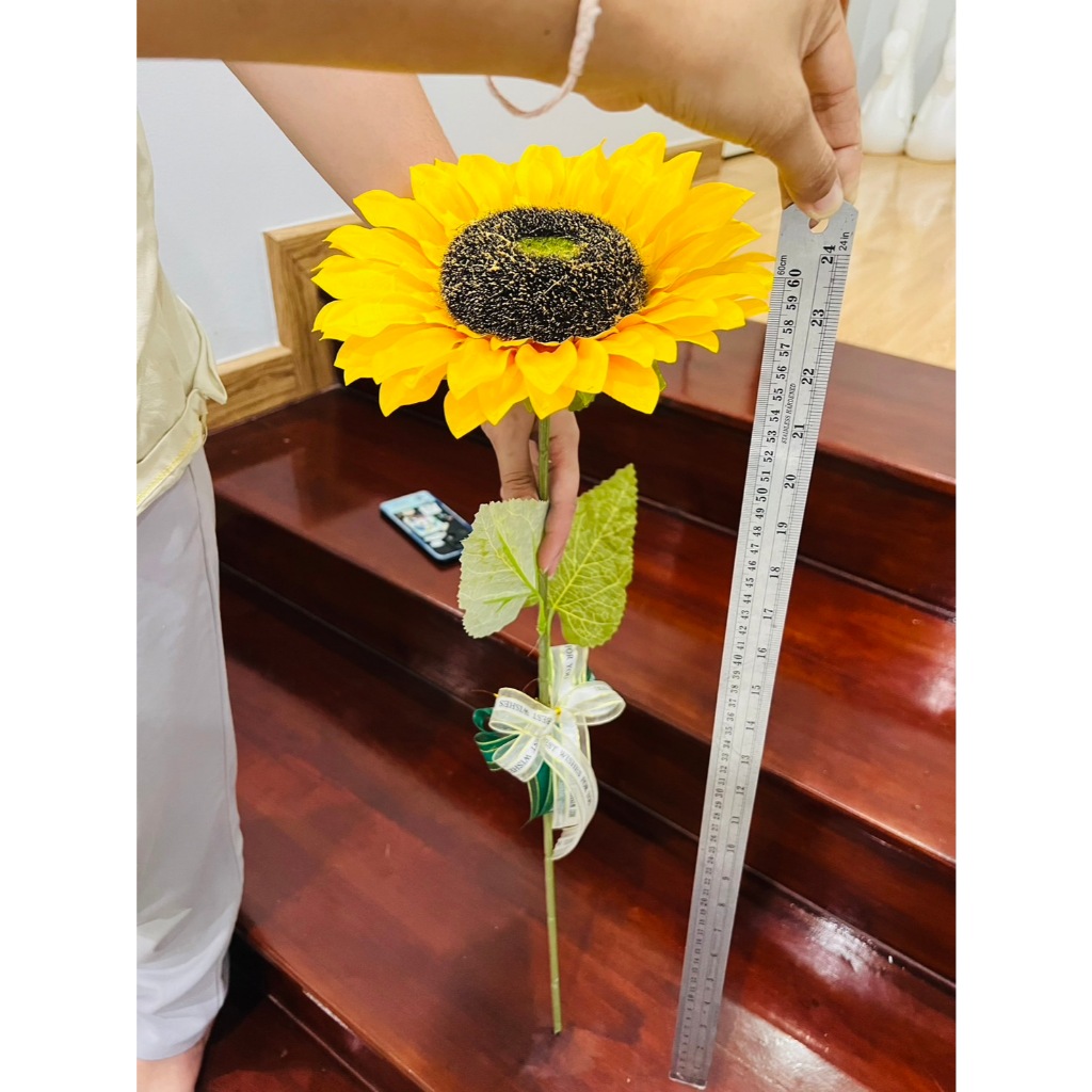 ทานตะวัน ช่อทานตะวัน ดอกใหญ่ ผูกโบว์สวยๆๆ ราคา 89 บาท ทานตะวันปลอมดอกใหญ่20 ซม. ก้านยาว 60 ซม.ผูกโบว์สีขาวพิมลาย