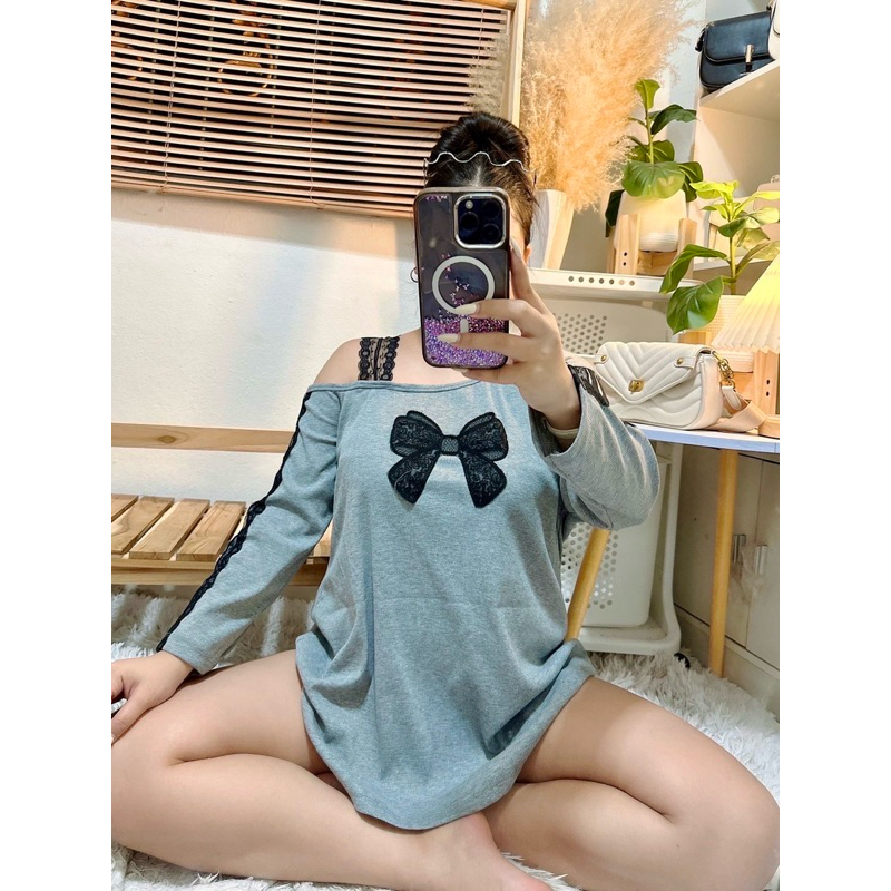823 เสื้อสาวอวบ แต่งลูกไม้แขนยาว ปาดไหล่ข้างปักโบว์ อก36-50ยาว27