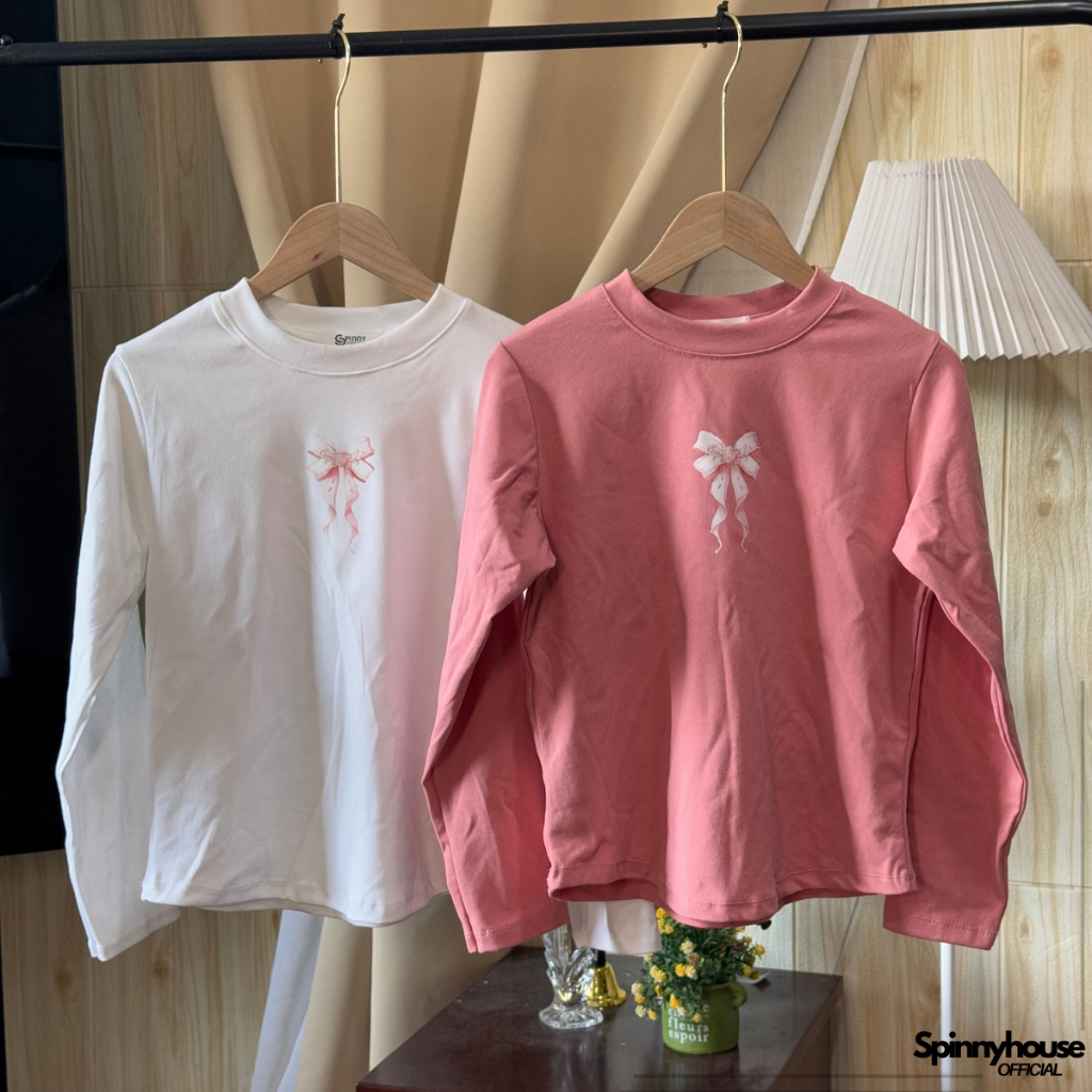 SpinnyHouse เสื้อยืดแขนยาว ผ้ายืดยูนิ สกรีนลายโบว์ชมพู พร้อมส่งทุกสี ผ้านิ่มใส่สบาย รุ่น แขนยาวโบว์สองชั้น