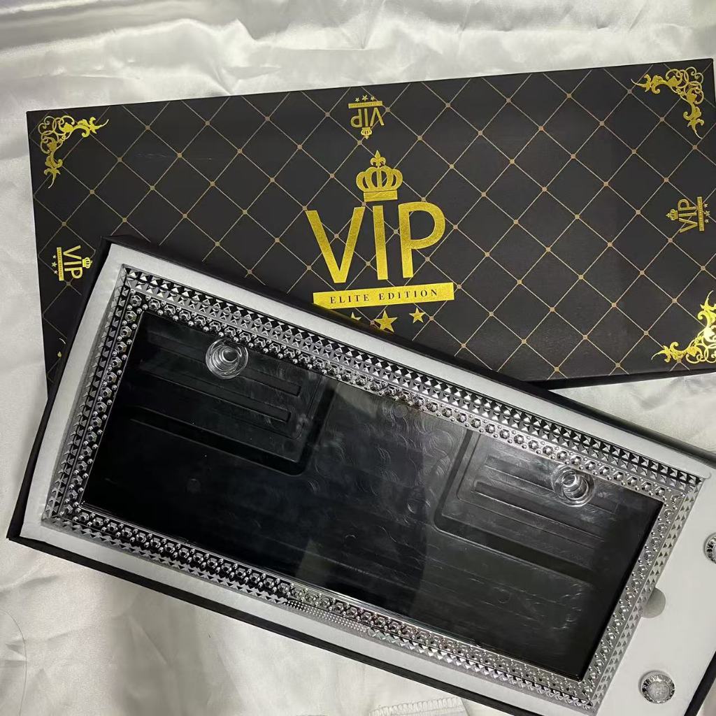 กรอบป้ายทะเบียน VIP พร้อมหัวน็อตเพชร สามารถใส่กับป้ายทะเบียนเดิมได้เลย 1 กล่อง 1 ชิ้น สวยงาม งานดี หรูหรา สไตล์VIP