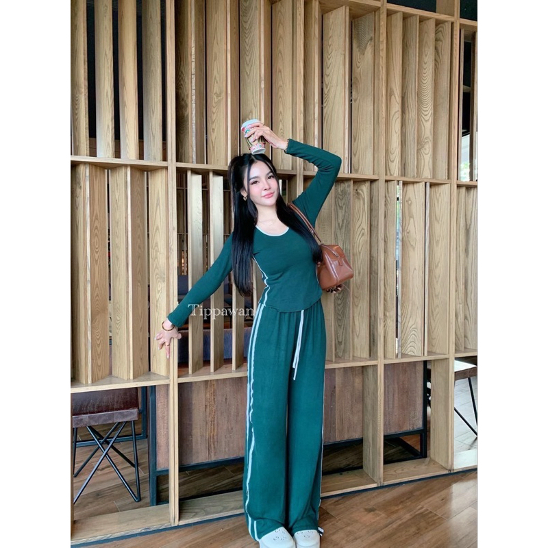 Tippawan Set คอยู แขนยาว มาพร้อมขายาวตีแถบให้ลุคแบบสบายๆ ดูดีแบบชุดเดียวจบ เนื้อผ้าดีมาก