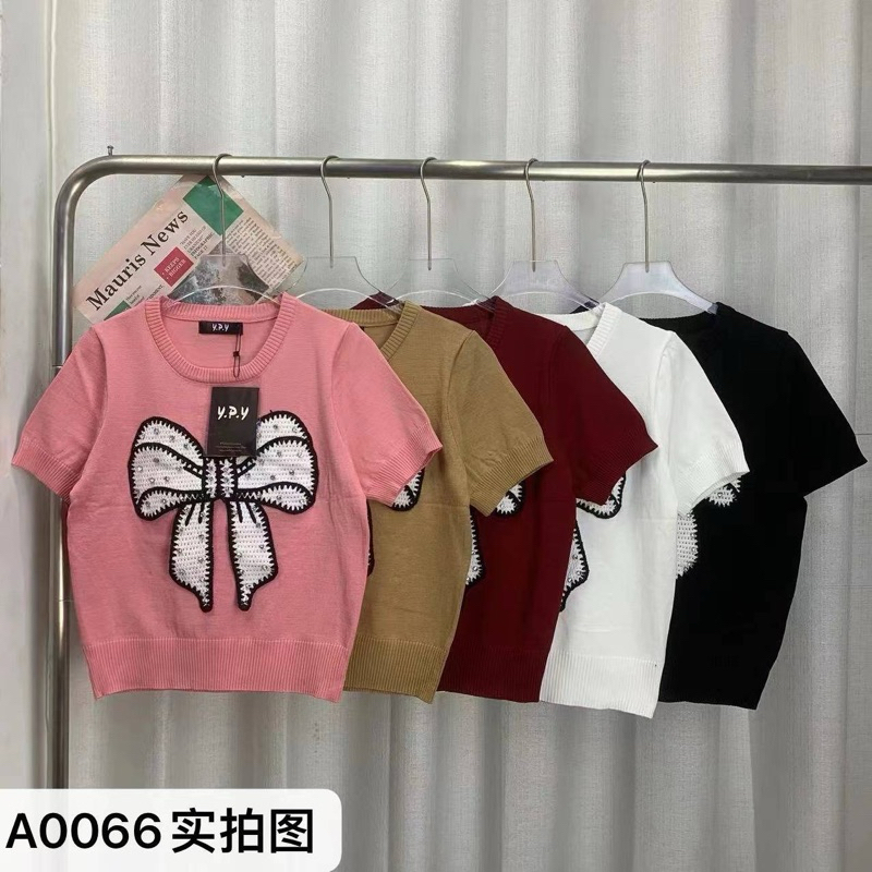เสื้อแขนสั้นไหมพรมปักโบว์ ใหญ่ปักสวยน่ารัก งานสวยดูดี ทอลายทั้งตัว ผ้าเนื้อผ้าดีเกรดคุณภาพใส่สบาย ypy