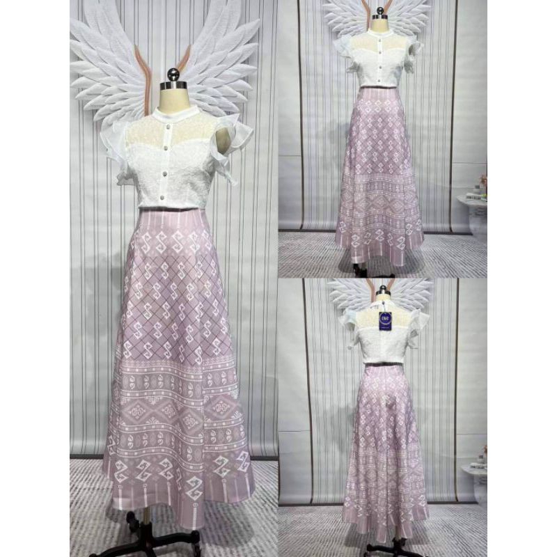 (4xl) พร้อมส่ง ชุดเซทผ้าไทย 2 ชิ้น เสื้อลูกไม้สีขาวกับกระโปรงยาวลายไทยสีม่วง งานป้าย Chalita แท้ มือ1 ป้ายห้อย