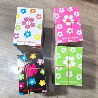 หัวกระดาษ ลายดอกไม้ ขนาด 4 คูณ 6 cm 1 ก้อนมี 100 ใบ กระดาษหนาดี มี 4 สี ลายน่ารักครับ