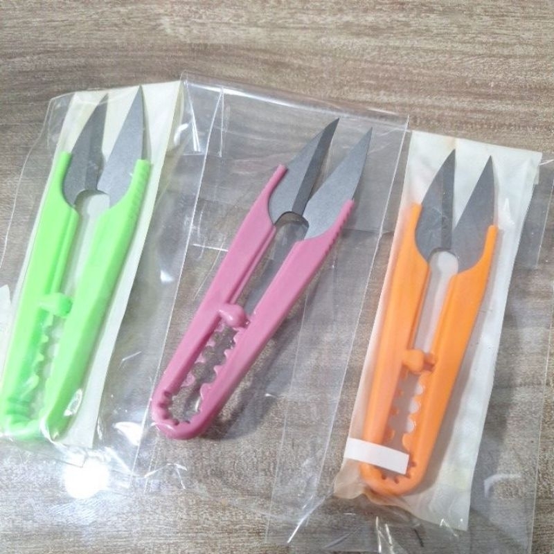 กรรไกร ตัดด้าย ปักขี้ด้าย ด้ามพลาสติก ขออนุญาตสุ่มสีนะครับ ราคาถูก