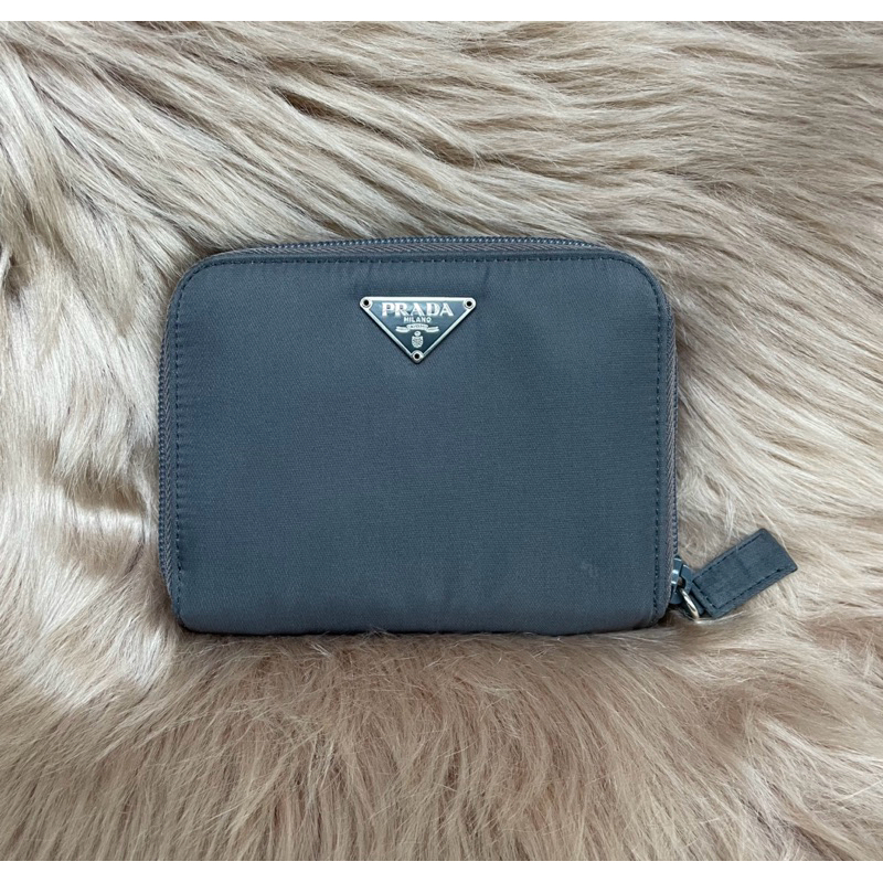 Prada Nylon Wallet สีเทา ของแท้ มือสอง