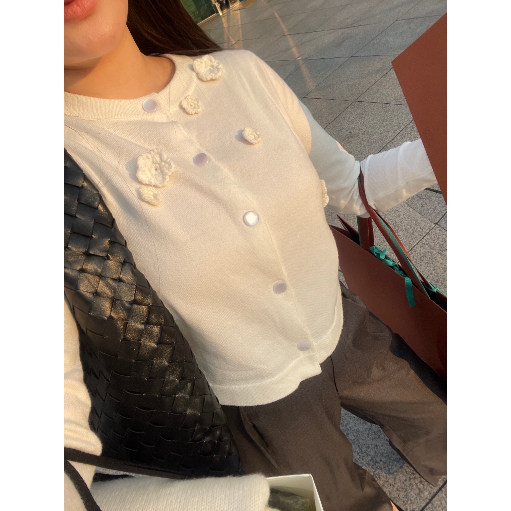 คาร์ดิแกนตกแต่งดอกไม้ Rush Official Leia Florette Cardigan กระดุมหน้า