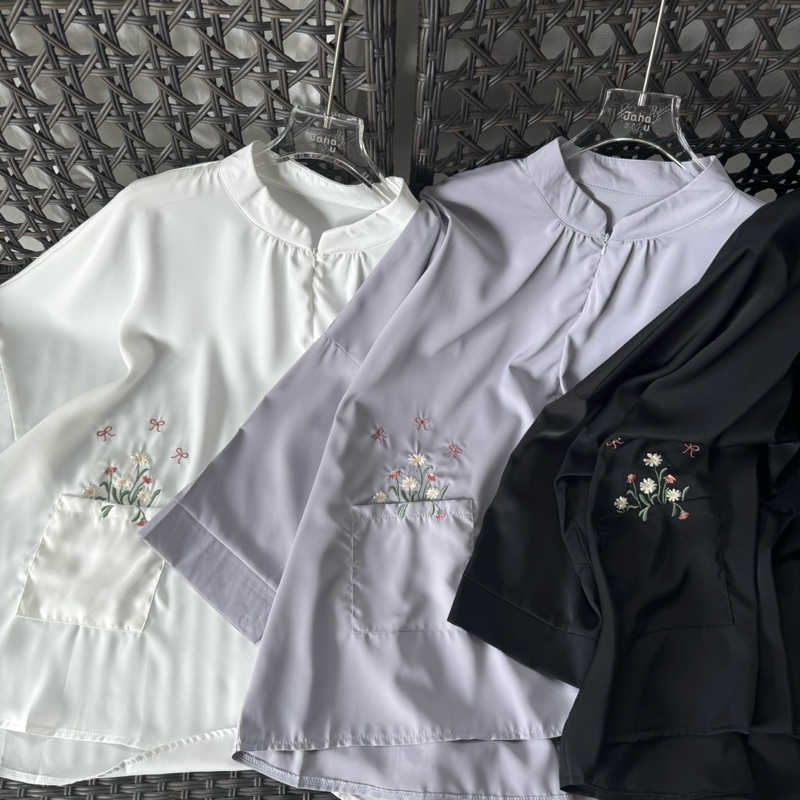 NEW : ANNA BLOUSE มีซิปหน้าปักดอกปักที่กระเป๋า คอกลม แขนยาวปลายปล่อย