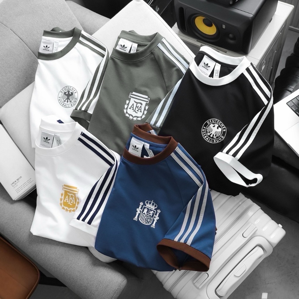 เสื้อยืด ADIDAS คอกลมแขนสั้นแต่งดีเทลแต่งแถบลายเส้น 2 ข้างด้านหน้าสกรีนโลโก้สโมรสรฟุตบอลเนื้อผ้า cotton