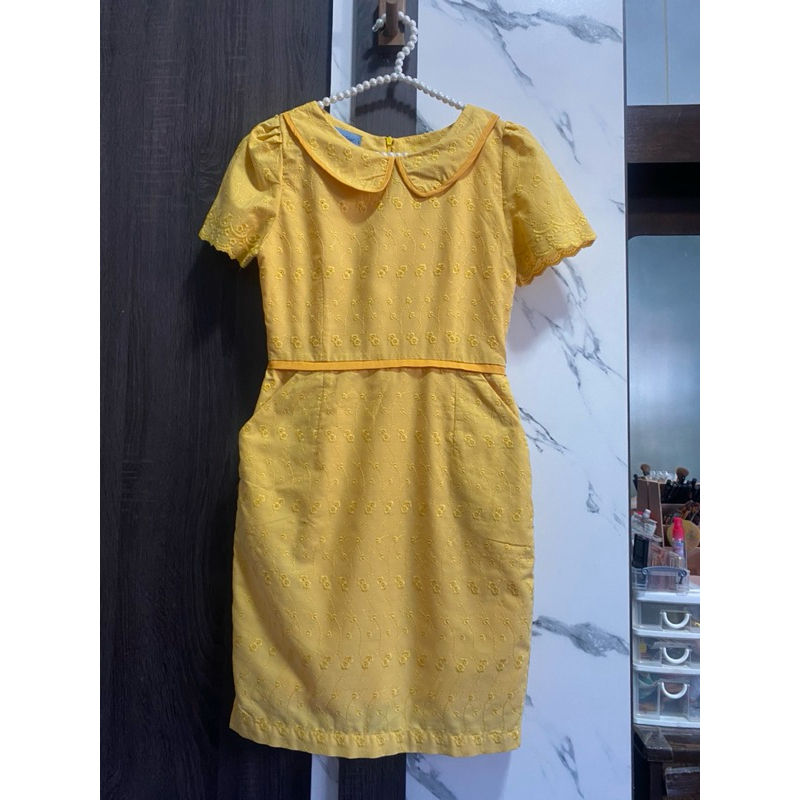 ส่งต่อเสื้อผ้ามือสอง ชุดเดรสสีเหลือง ป้าย Gallery Kloset Size S ราคา 150 บาท