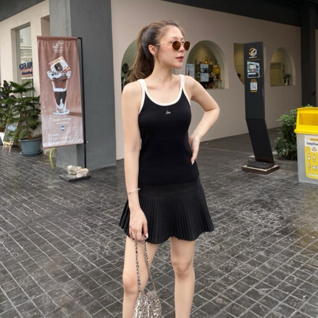 LAMIIE • JENNIE CAMI TOP เสื้อกล้ามดีไซน์เว้าคอ ทรงสวยใส่เข้ารูปกระชับสัดส่วน เนื้อผ้าไหมพรมนุ่มและยืดใส่สบาย