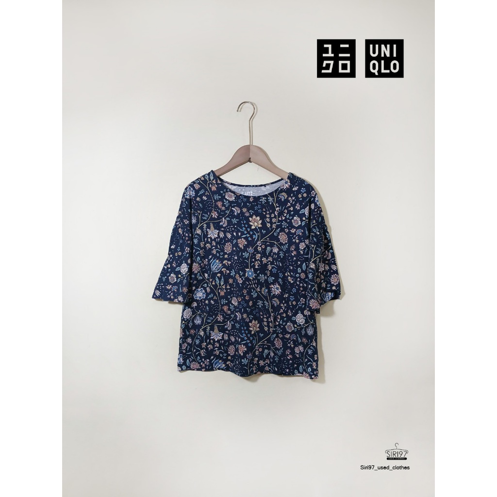 เสื้อยืดแขนสั้น Uniqlo UT x Studio Sanderson Collection ลายดอก สีกรมท่า รอบอก36 ยาว 23 ไหล่กว้าง 21.