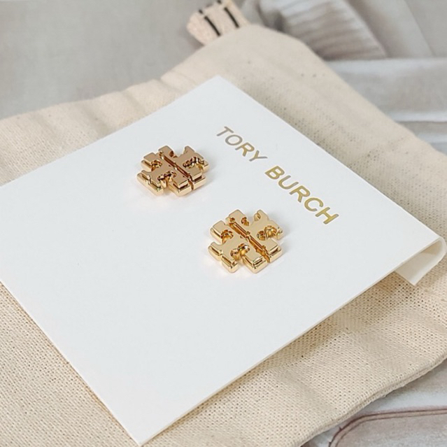 ^_^ ส่วนลดเอ็กซ์ตร้า 30% + ส่วนลดร้านค้า 5% พร้อมส่งที่ไทยแท้ 100% ToryBurch Logo Stud Earrings ต่างหู ขนาด 1 CM look