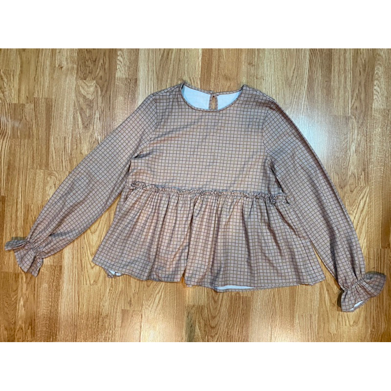 เสื้อแขนยาวลายตารางสีน้ำตาลแต่งชายระบาย งานป้าย Zara size M อก 46-38 ความยาว 24