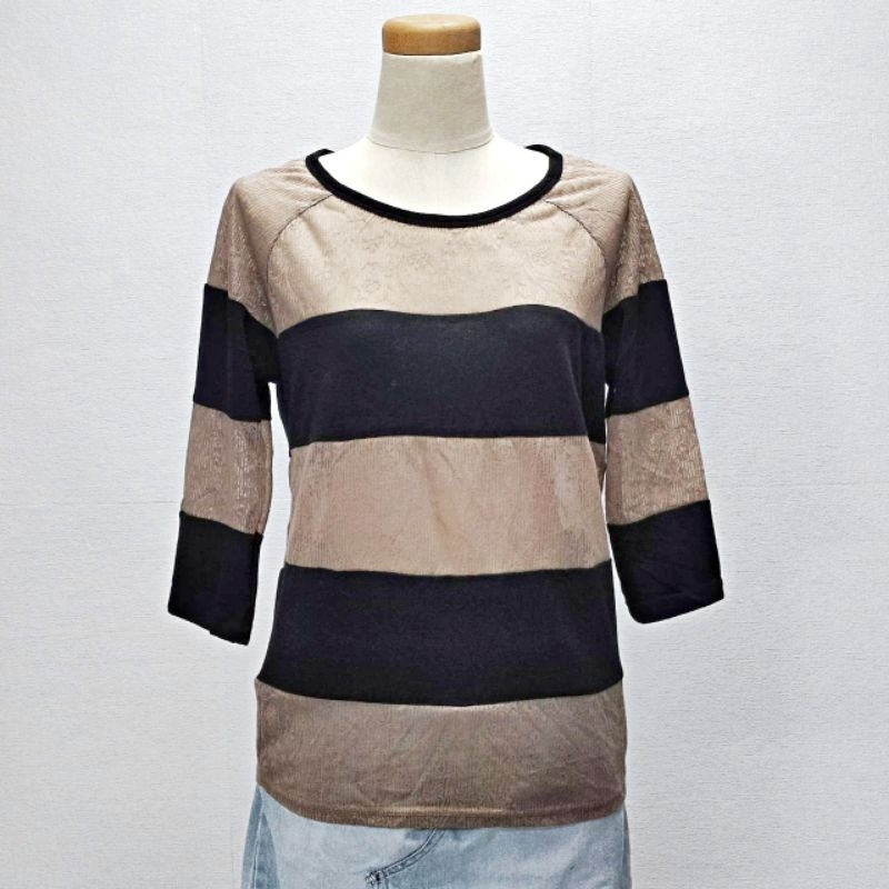 เสื้อยืดผู้หญิง ลายทาง ดำสลับผ้าซีทรูสีน้ำตาล น่ารัก แขนสามส่วน ใหม่มาก