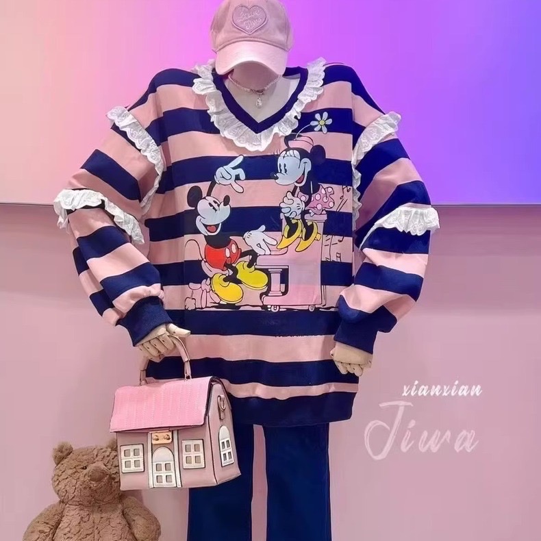 New Sweatshirt เสื้อสเวตเตอร์ลายริ้วน้อน mikky ทรง oversized แต่งลูกไม้ช่วงคอและช่วงแขนสุดคิ้วท์น่ารักละมุนสุดๆ