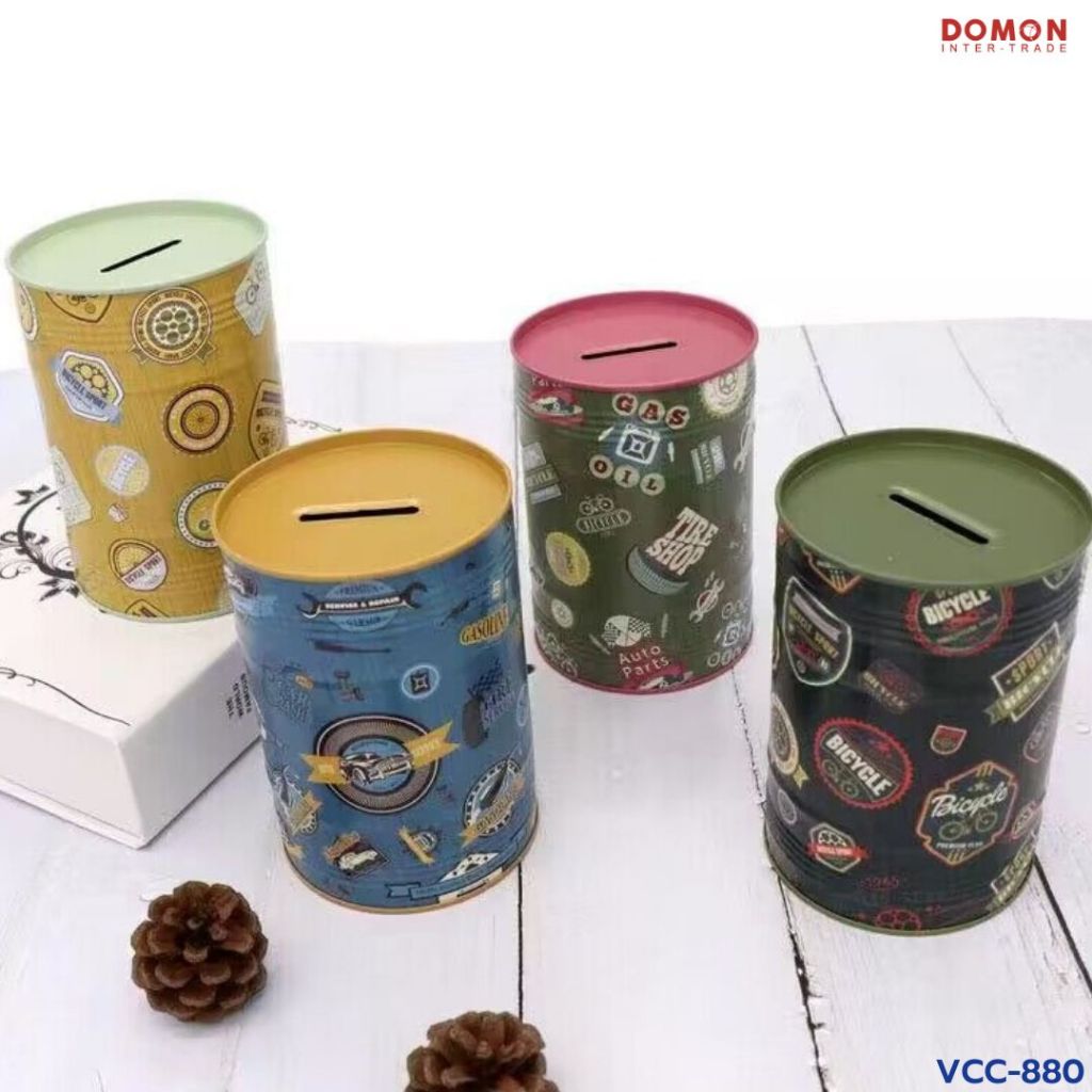 VCC-880 กระปุกออมสิน สังกะสีเคลือบเปิดฝาได้ ลายการ์ตูนน่ารักๆ สำหรับออมเงิน คละลาย