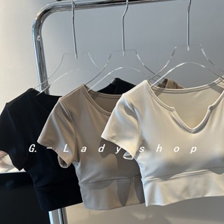 2025 ใหม่สไตล์สั้นสะดือฟิตเนสกีฬาเสื้อยืดพร้อมแผ่นหน้าอกเสื้…