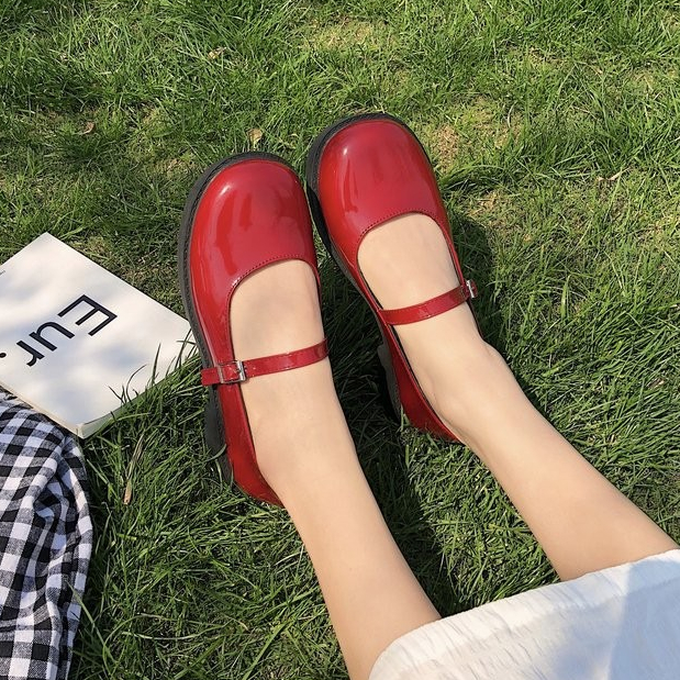 รองเท้าแมรี่เจนสีแดง รองเท้าหนังแฟชั่นสตรี หัวกลม ปากตื้น สไตล์ย้อนยุค สวมใส่สบาย