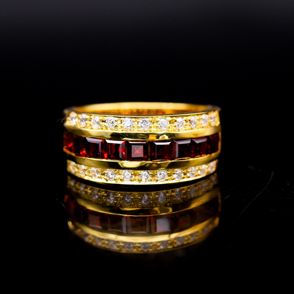 แหวนโกเมน( Garnet) สีแดง ตัวเรือนเงินแท้ 92.5 % ชุบทองคำ ไซด์นิ้ว 64 หรือเบอร์ 10.5US พลอยแท้จากบ่อจันทบุรี สินค้ามีใบรั