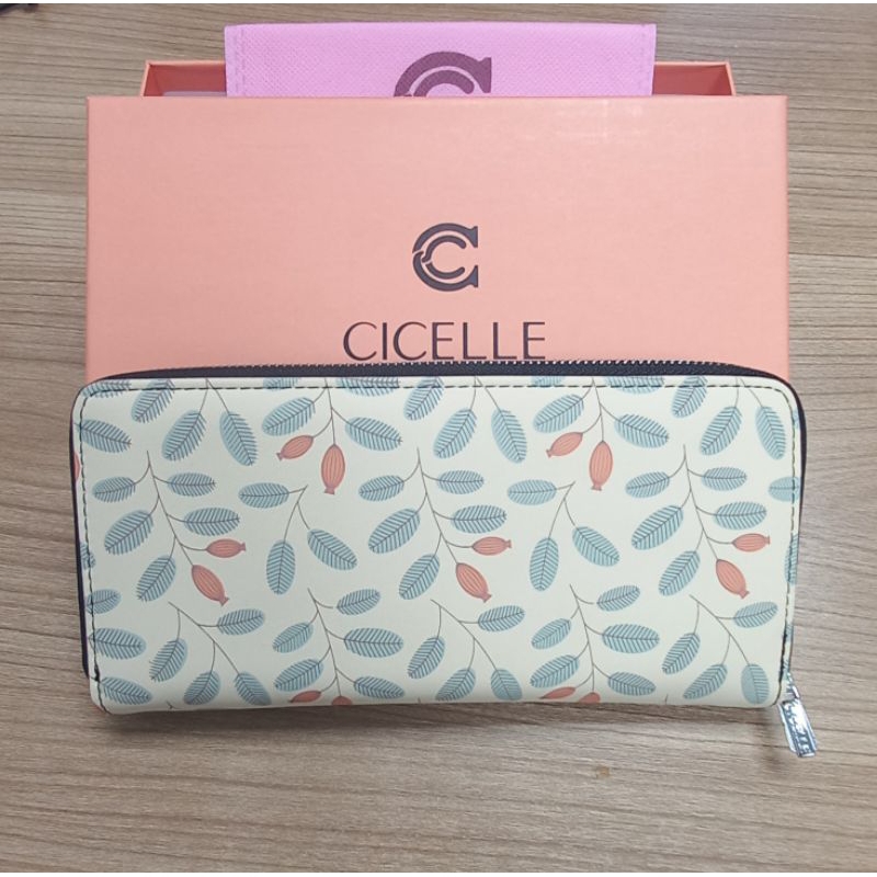 กระเป๋าสตางค์ใบยาว 
สองพับ มีช่องซิปกลาง

แบรนด์ Cecelle