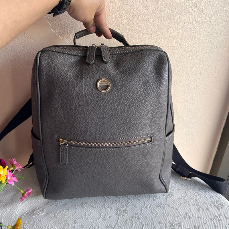 Esquire Collection แท้💯 เป้หนังแท้ ฐาน 10 นิ้วกว้าง 5 นิ้วสูง 12 นิ้ว สภาพดีมากๆ สวย สะอาด หลายช่องใ