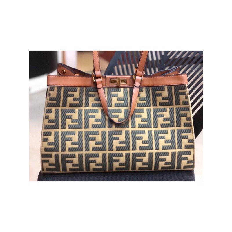 กระเป๋า FENDI PEEKABOO X-TOTE ขนาดกลาง งานมือสองงานตู้ญี่ปุ่นไม่การันตีแท้